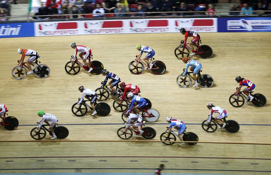Tappa di Coppa del Mondo di ciclismo su pista femminile a Saint-Quentin-en-Yvelines (Parigi), Le protagoniste della 25km a punti girano senza forzare in attesa del suono della campanella per lanciare lo sprint. (REUTERS)
